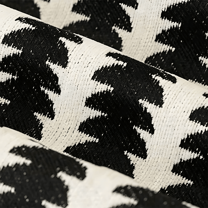 Nahaufnahme des gewebten Chenille-Stoffs in Schwarz und Weiß mit weicher, dichter Oberflächenstruktur und Musterdetail. 2