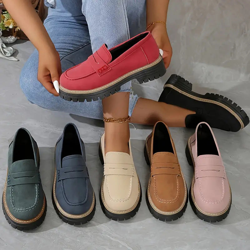 Farbübersicht der Loafer in Grün, Blau, Beige, Braun, Rosa und Schwarz, dazu ein rotes Paar in der Hand. 2