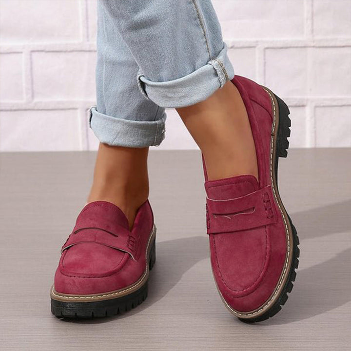 Weinrote Loafer mit Zierlasche und Profilsohle, getragen zu hellblauer Jeans mit umgeschlagenem Saum. 4