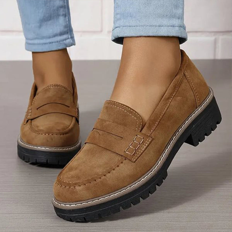 Braune Wildleder-Loafer mit heller Ziernaht und schwarzer Plateausohle, getragen zu hellblauer Jeans. 5