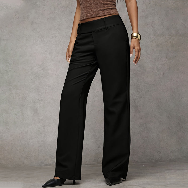 Schwarze Hose in leicht seitlicher Ansicht am Model, die Beine fallen gerade und weit, dazu spitze schwarze Schuhe. 2