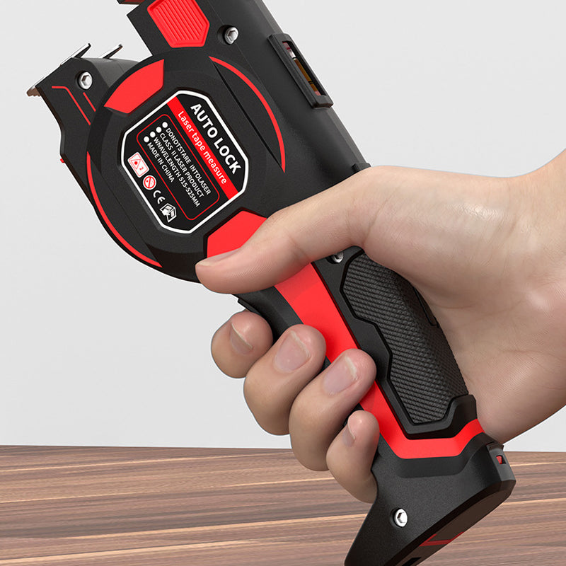 Hand hält das Maßband am gerippten Griff, Seitenansicht mit Gehäuse und eingefahrenem Band 7