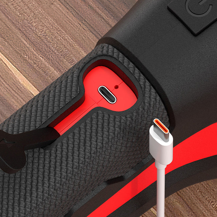 Nahaufnahme der geöffneten USB-C-Ladebuchse im Griff, daneben ein weißes Ladekabel mit Stecker 5