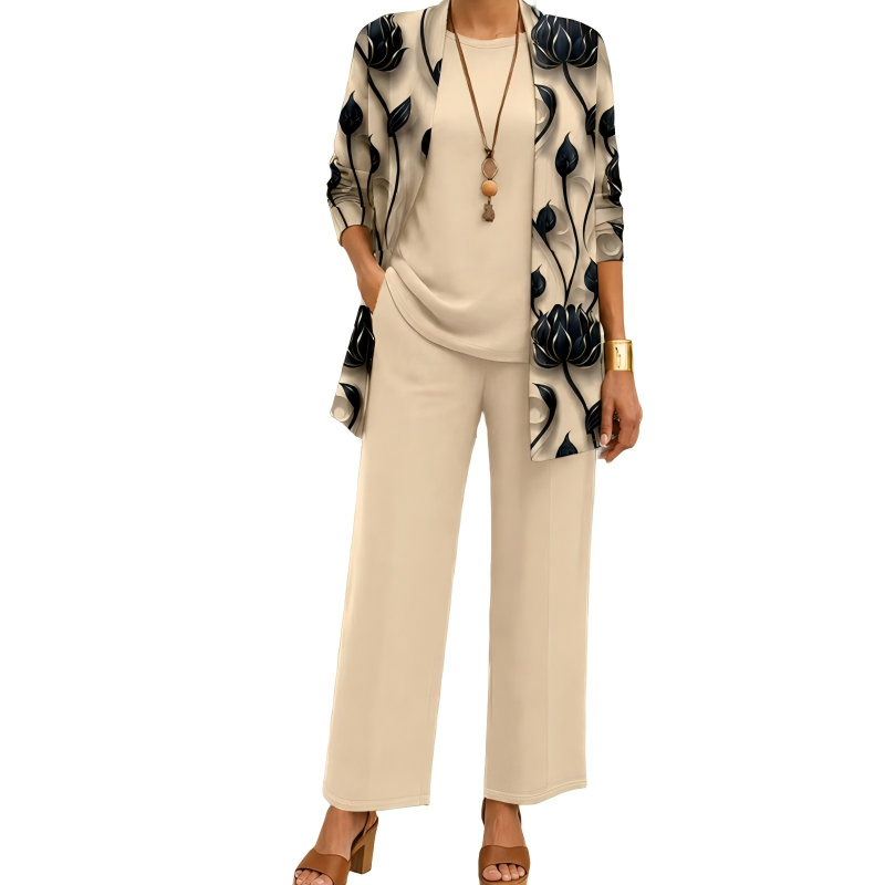 Frontansicht des Sets in Beige: langer Cardigan mit schwarzem Blütenmuster über Rundhalsshirt und weiter Hose, dazu Halskette und Armreif. 1