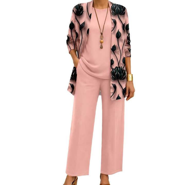 Frontansicht des Sets in Rosa: Cardigan mit dunklem Blütenmuster, einfarbiges Shirt und weite Hose, getragen mit langer Kette. 2