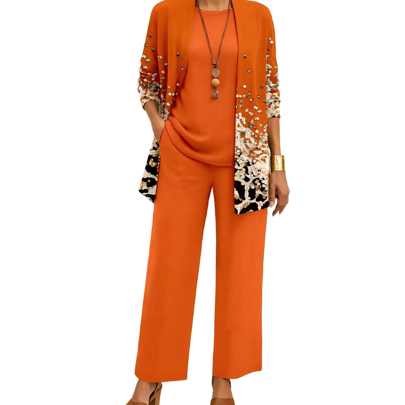 Frontansicht des Sets in Orange: Cardigan mit verstreutem Pailletten- und Leoparden-Print am Saum, passendes Shirt und weite Hose. 3
