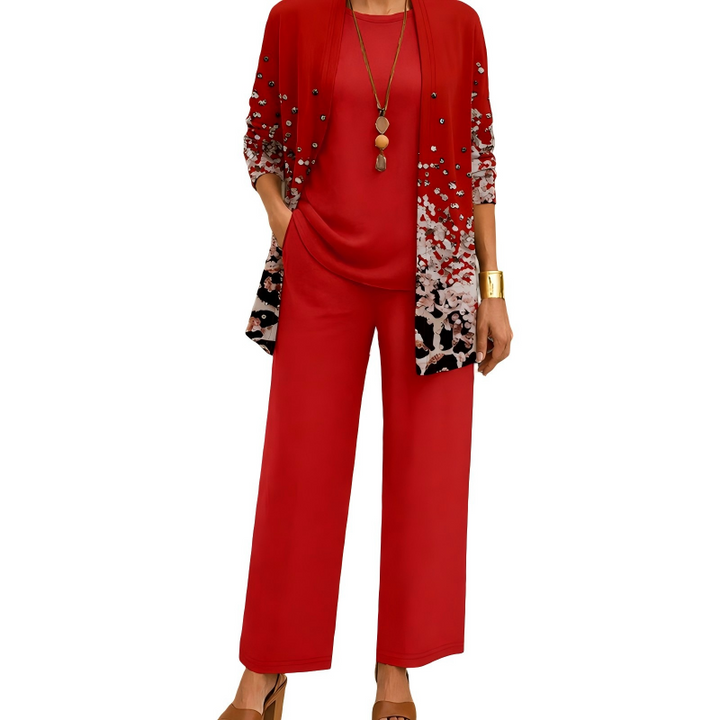 Frontansicht des Sets in Rot: Cardigan mit hellem Leoparden-Print und Pailletten-Akzenten, rotes Shirt und weite Hose. 5