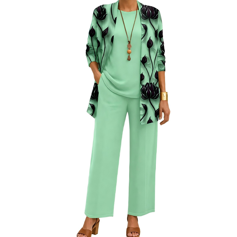 Frontansicht des Sets in Mintgrün: Cardigan mit dunklem Blütenmuster, einfarbiges Shirt und weite Hose, kombiniert mit langer Kette. 6