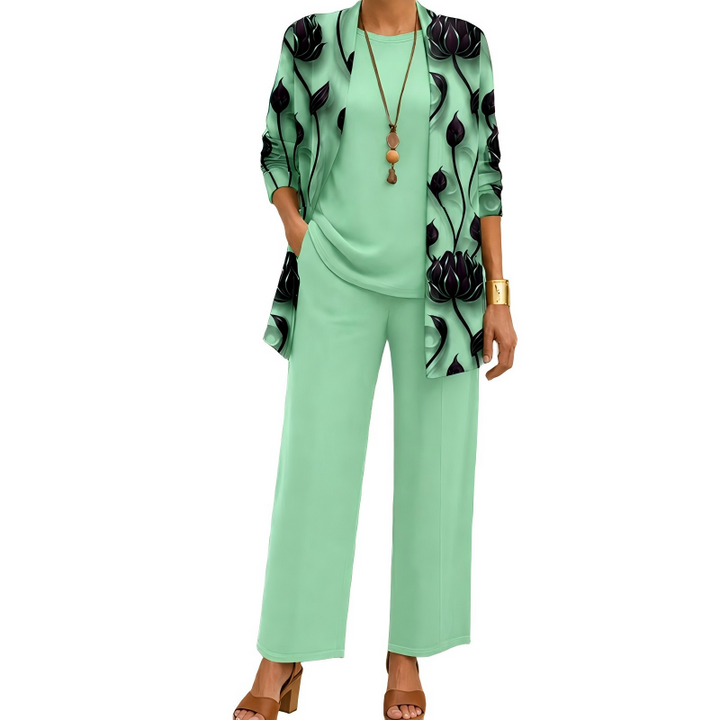 Frontansicht des Sets in Mintgrün: Cardigan mit dunklem Blütenmuster, einfarbiges Shirt und weite Hose, kombiniert mit langer Kette. 6