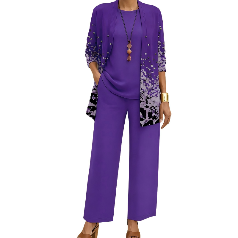 Frontansicht des Sets in Violett: Cardigan mit Leoparden-Print und Pailletten-Details, passendes Shirt und weite Hose, Hand in der Tasche. 7