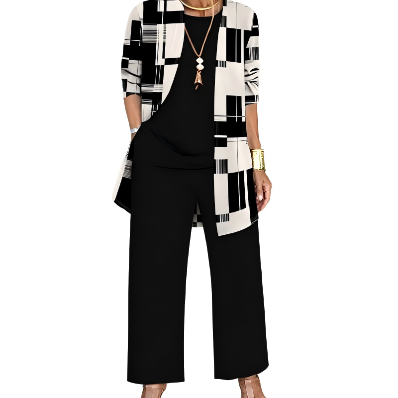 Frontansicht des Sets in Schwarz: Cardigan mit schwarz-weißem Blockmuster über schwarzem Shirt und weiter schwarzer Hose. 8
