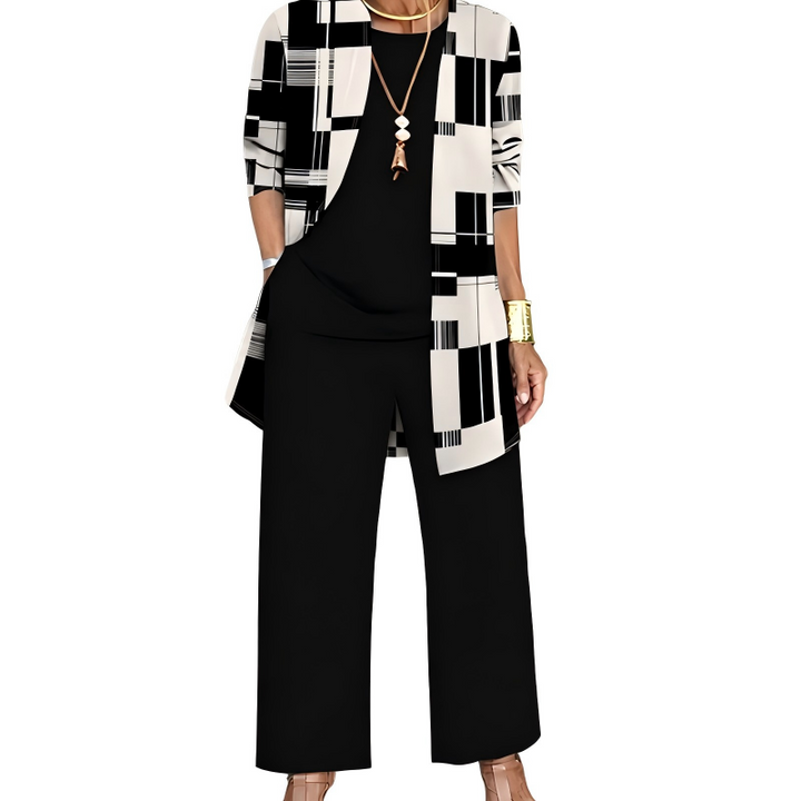 Frontansicht des Sets in Schwarz: Cardigan mit schwarz-weißem Blockmuster über schwarzem Shirt und weiter schwarzer Hose. 8