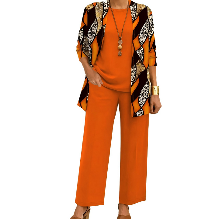 Frontansicht des Sets in Orange: Cardigan mit wellenförmigem Leoparden- und Ornament-Print, orangefarbenes Shirt und weite Hose. 9