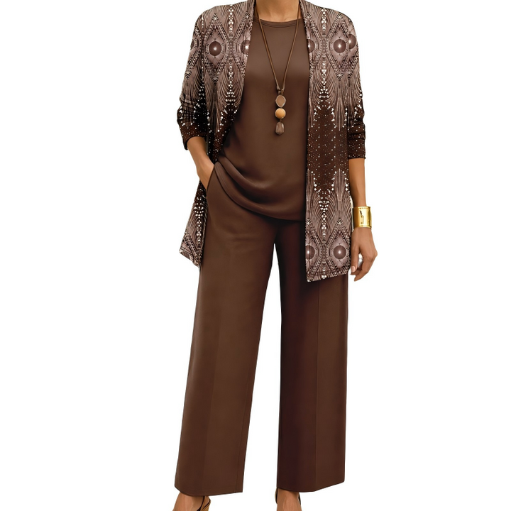 Frontansicht des Sets in Braun: Cardigan mit schimmerndem Ornamentmuster, einfarbiges braunes Shirt und weite Hose, dazu Holzperlenkette. 10
