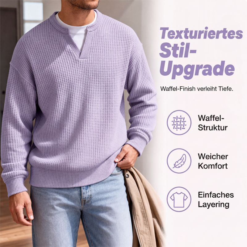 Nahaufnahme des fliederfarbenen Waffelstrick-Oberteils am Model, das eine beige Jacke in der Hand hält; Waffelstruktur und V-Ausschnitt gut erkennbar. 3