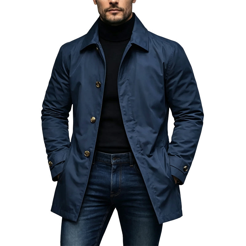 Mantel in Marineblau mit goldfarbenen Knöpfen an einem Model, getragen über schwarzem Rollkragenpullover und Jeans. 4