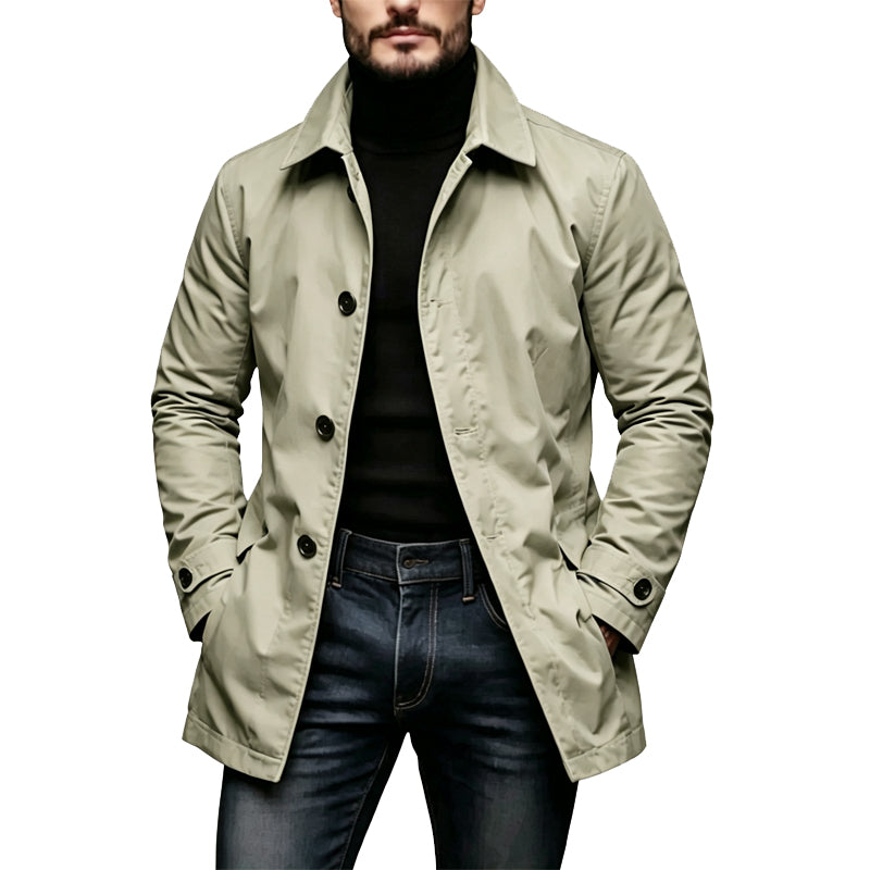 Mantel in hellem Beige-Grün an einem Model, offen getragen über schwarzem Rollkragenpullover und dunkler Jeans, Frontansicht. 3
