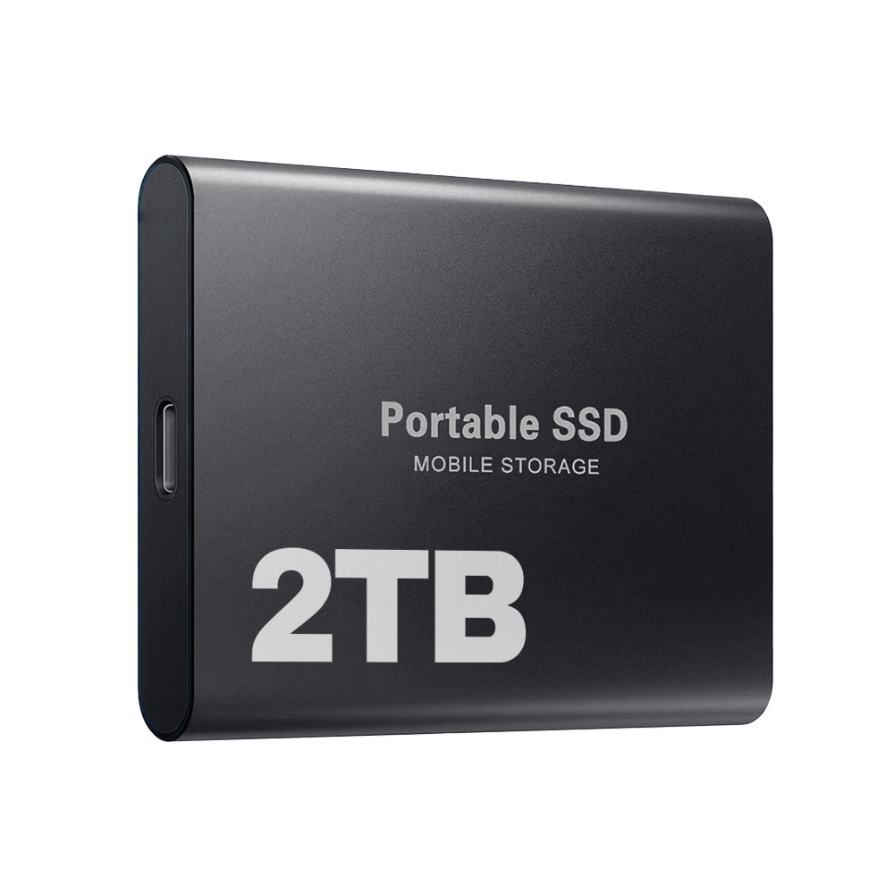 Schräge Ansicht der schwarzen SSD mit 2 TB Speicher und USB-C-Anschluss an der Schmalseite. 6