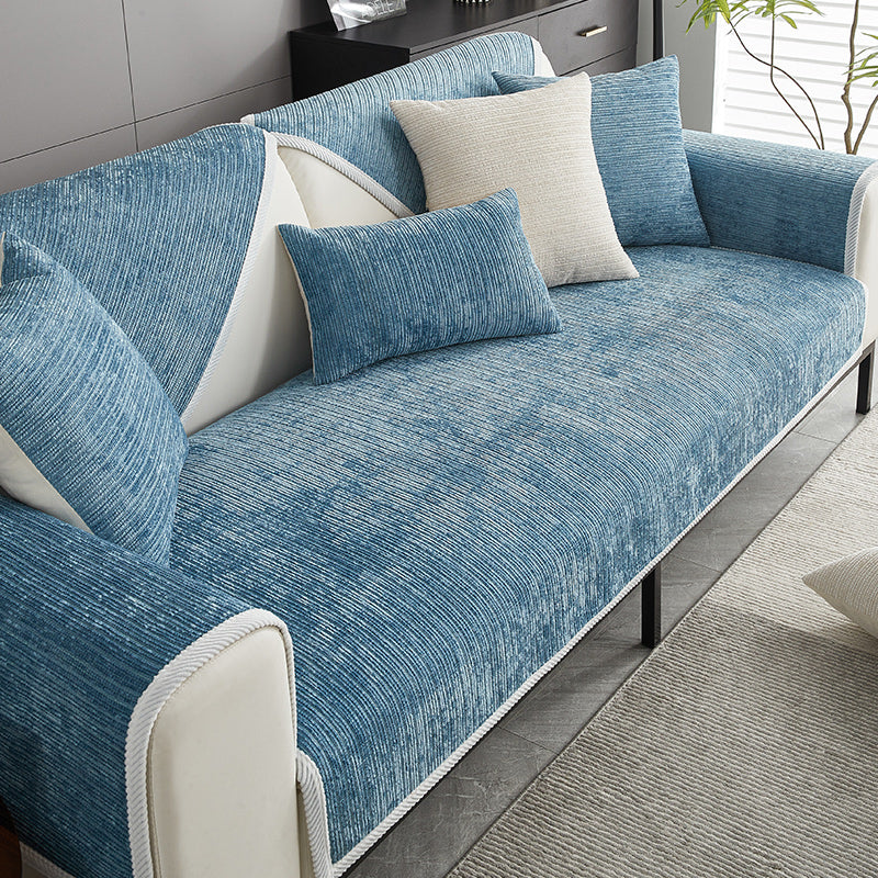 Blauer Chenille-Sofabezug mit heller Zierkante auf Sitzfläche und Armlehne, kombiniert mit blauen und cremefarbenen Kissen. 2