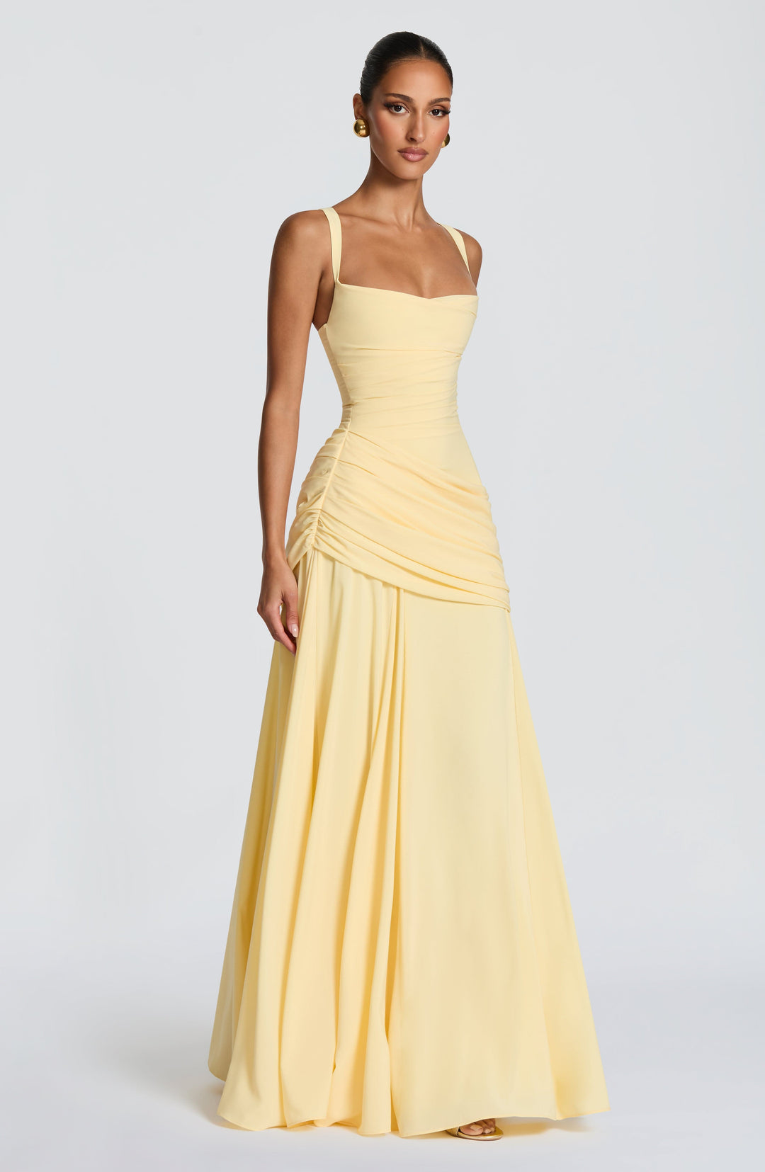 Hellgelbes Maxikleid in Dreiviertelansicht von vorn, die Raffungen an Taille und Hüfte sowie der weite Rock sind gut erkennbar. 3