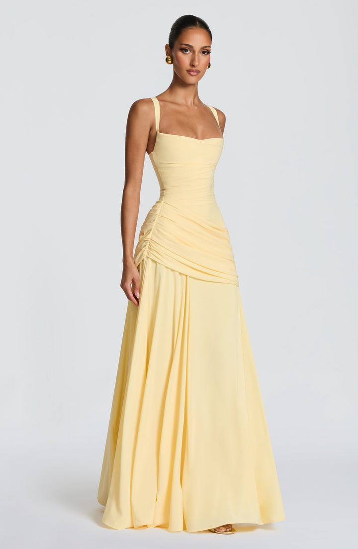 Hellgelbes Maxikleid in Dreiviertelansicht von vorn, die Raffungen an Taille und Hüfte sowie der weite Rock sind gut erkennbar. 3