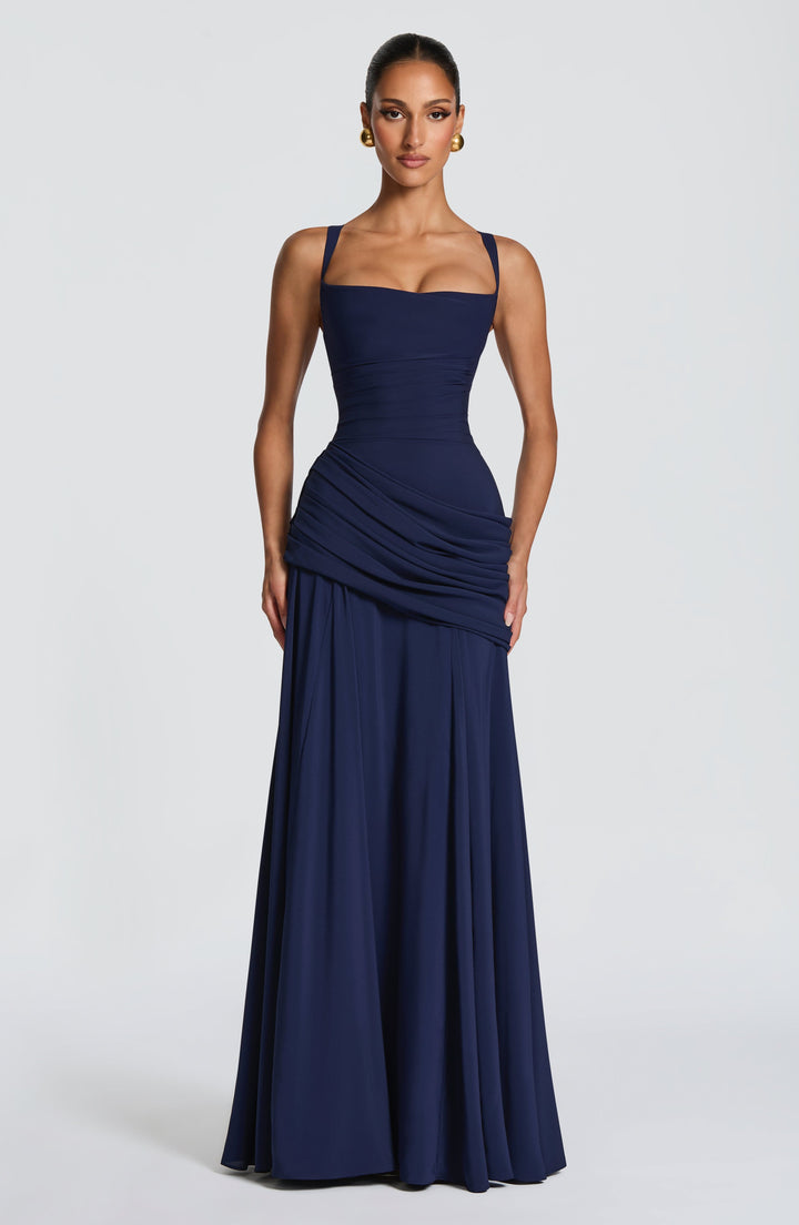 Marineblaues Maxikleid von vorn mit eckigem Ausschnitt, breiten Trägern und drapiertem Hüftteil, Model mit Goldohrringen. 5