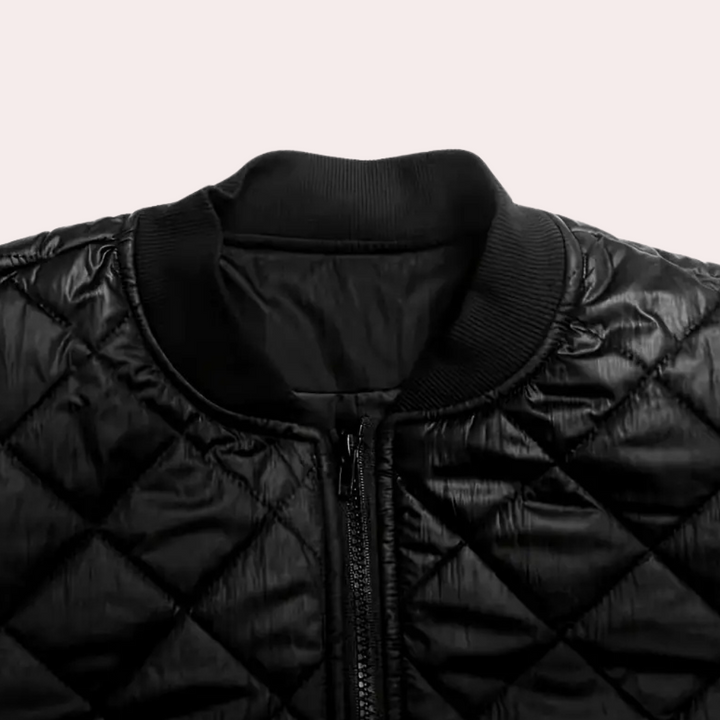 Schwarze gesteppte Bomberjacke aus Nylon mit Reißverschluss, modisch und warm.