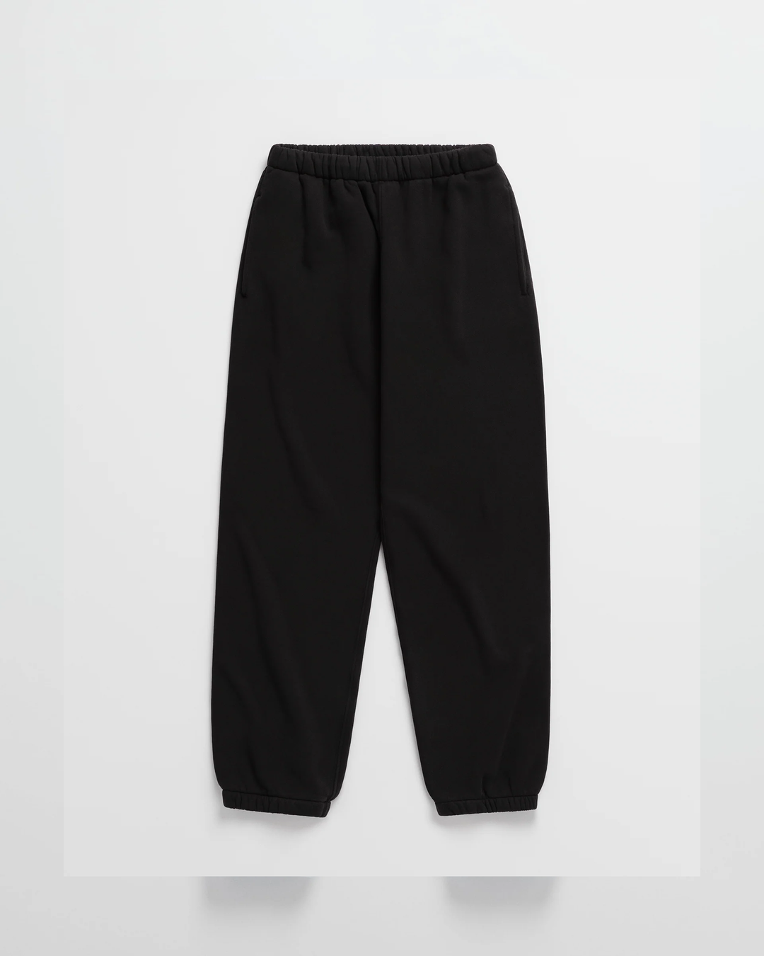 Schwarze Jogginghose mit elastischem Bund, Eingriffstaschen und Bündchen an den Beinen, von vorn gezeigt. 10