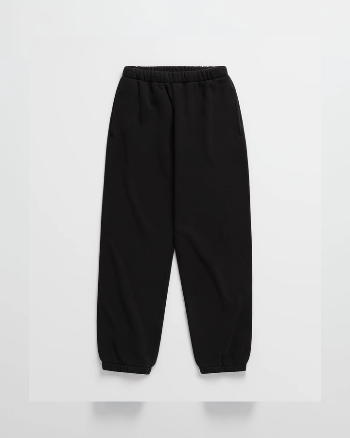 Schwarze Jogginghose mit elastischem Bund, Eingriffstaschen und Bündchen an den Beinen, von vorn gezeigt. 10