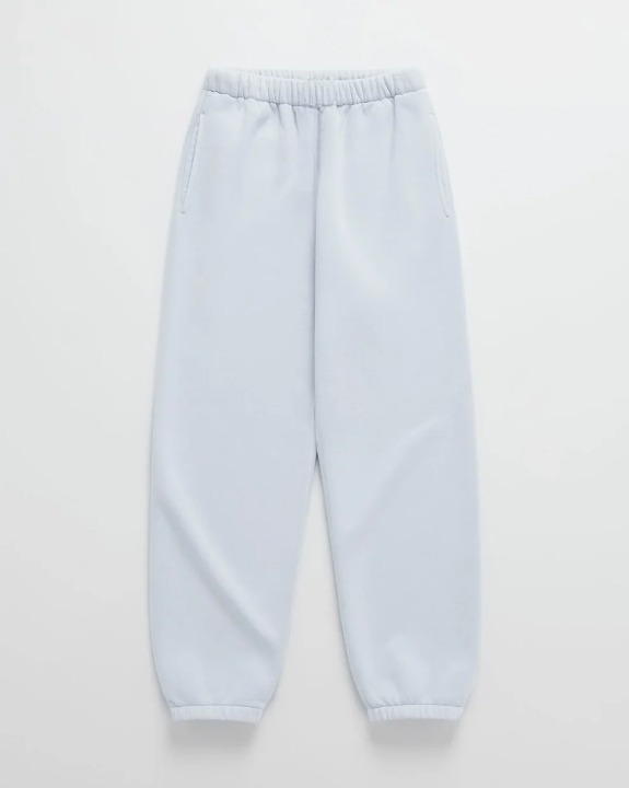 Hellblaue Jogginghose mit elastischem Bund und Seitentaschen, in der Vorderansicht auf hellem Hintergrund. 9