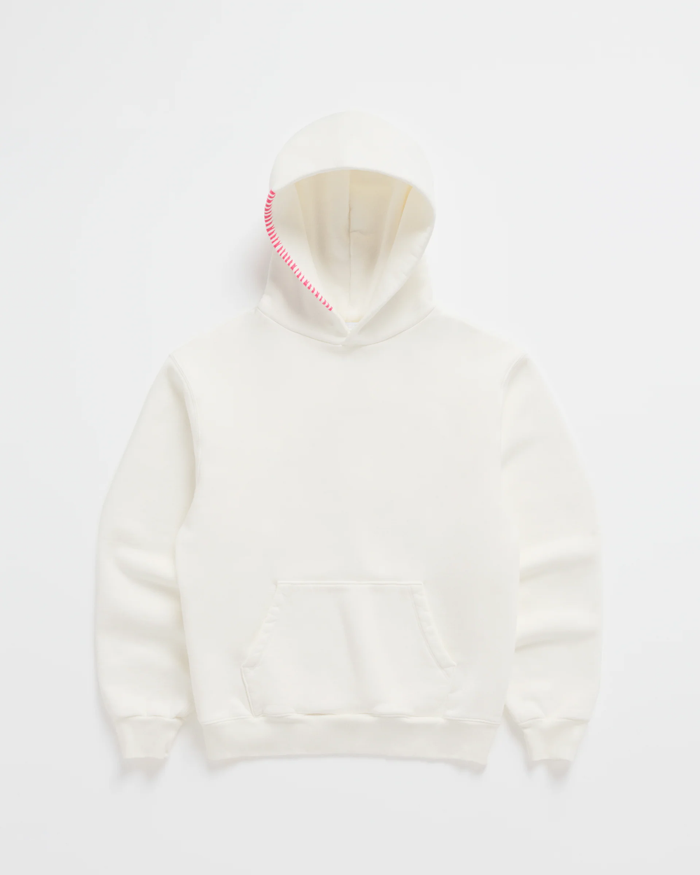 Cremeweißer Kapuzenpullover von vorn flach ausgelegt, mit Kängurutasche und pinkfarbener Zierlinie an der Kapuzenkante. 2