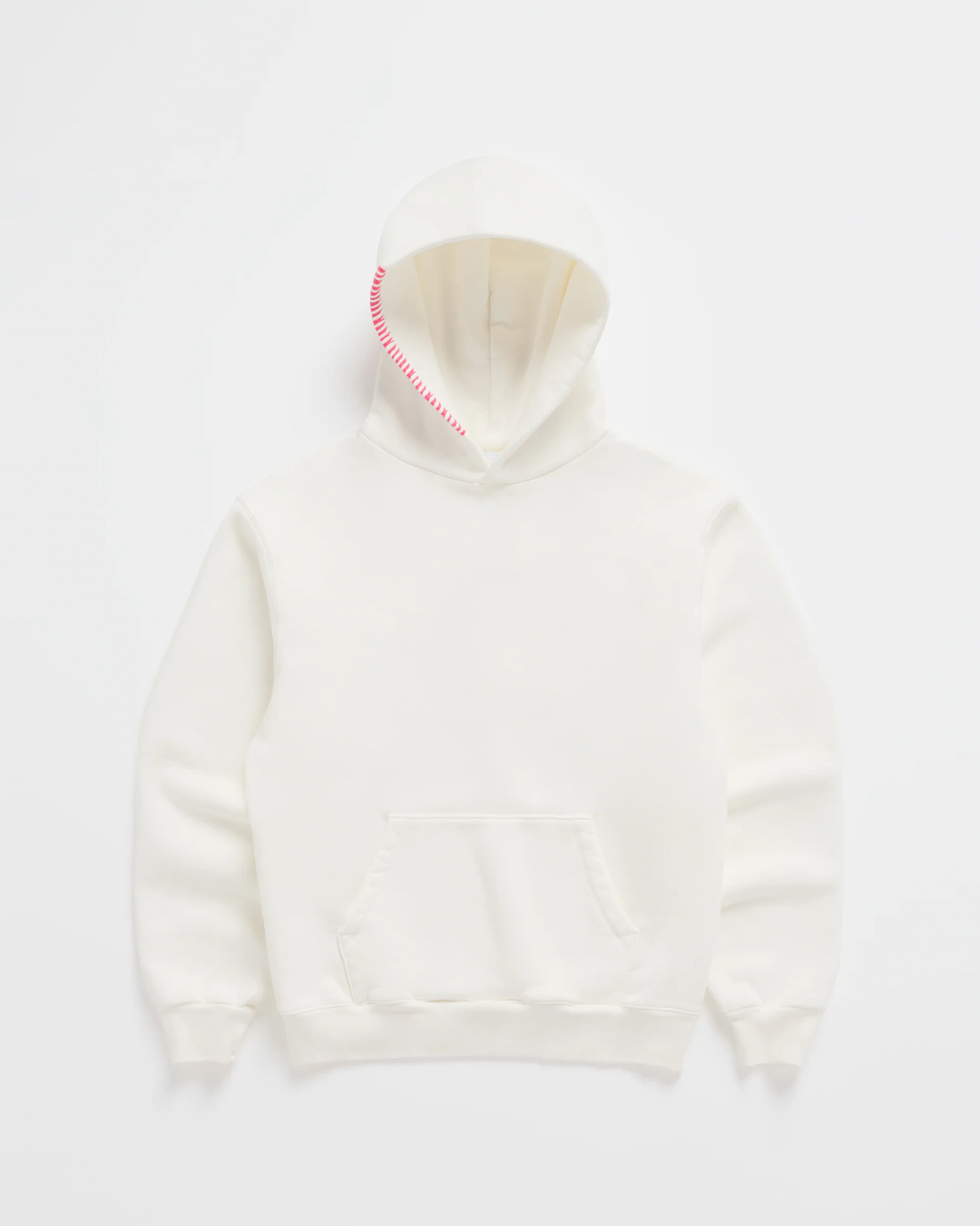 Cremeweißer Kapuzenpullover von vorn flach ausgelegt, mit Kängurutasche und pinkfarbener Zierlinie an der Kapuzenkante. 2