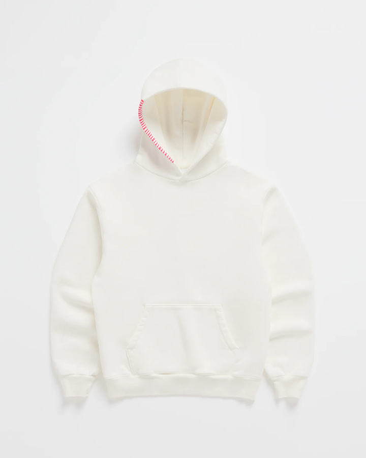 Cremeweißer Kapuzenpullover von vorn flach ausgelegt, mit Kängurutasche und pinkfarbener Zierlinie an der Kapuzenkante. 2