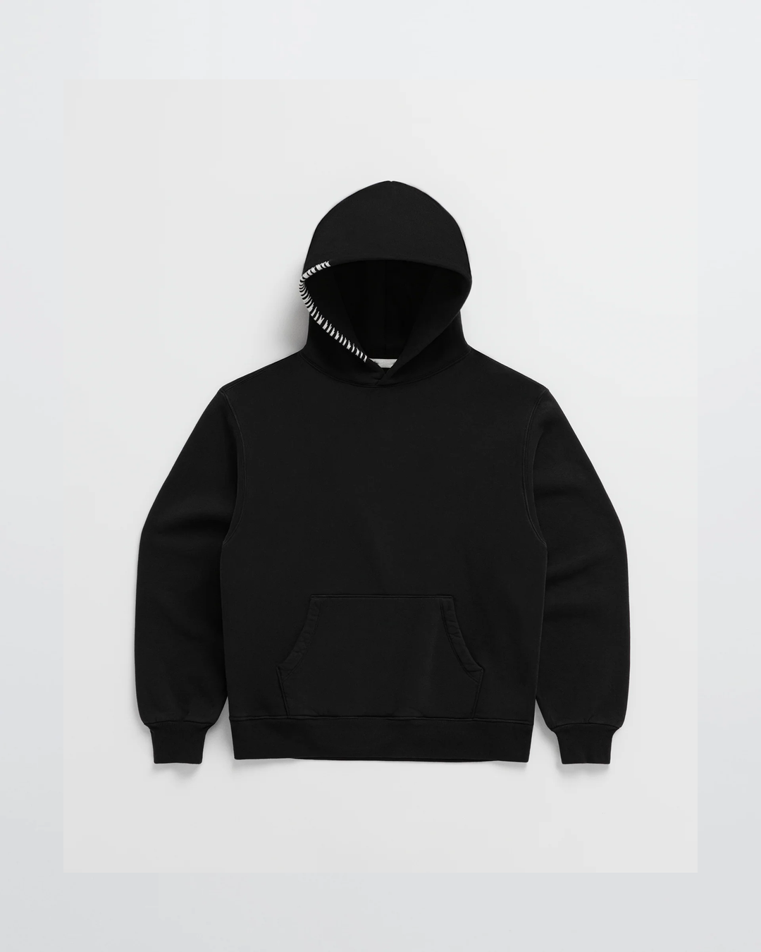 Schwarzer Kapuzenpullover von vorn mit Kängurutasche und kontrastierender weißer Ziernaht am Kapuzenrand. 5