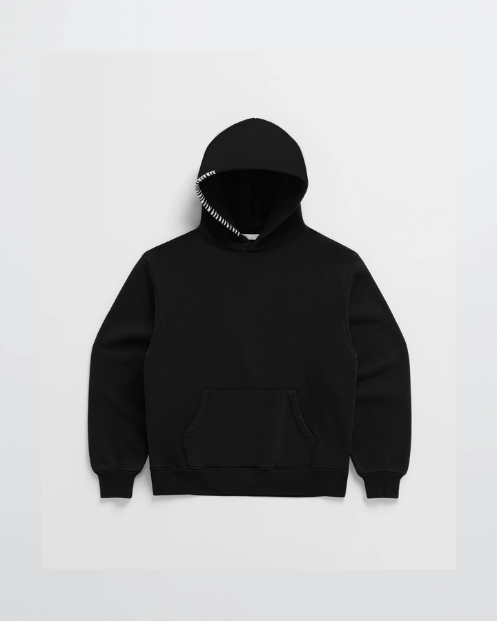Schwarzer Kapuzenpullover von vorn mit Kängurutasche und kontrastierender weißer Ziernaht am Kapuzenrand. 5