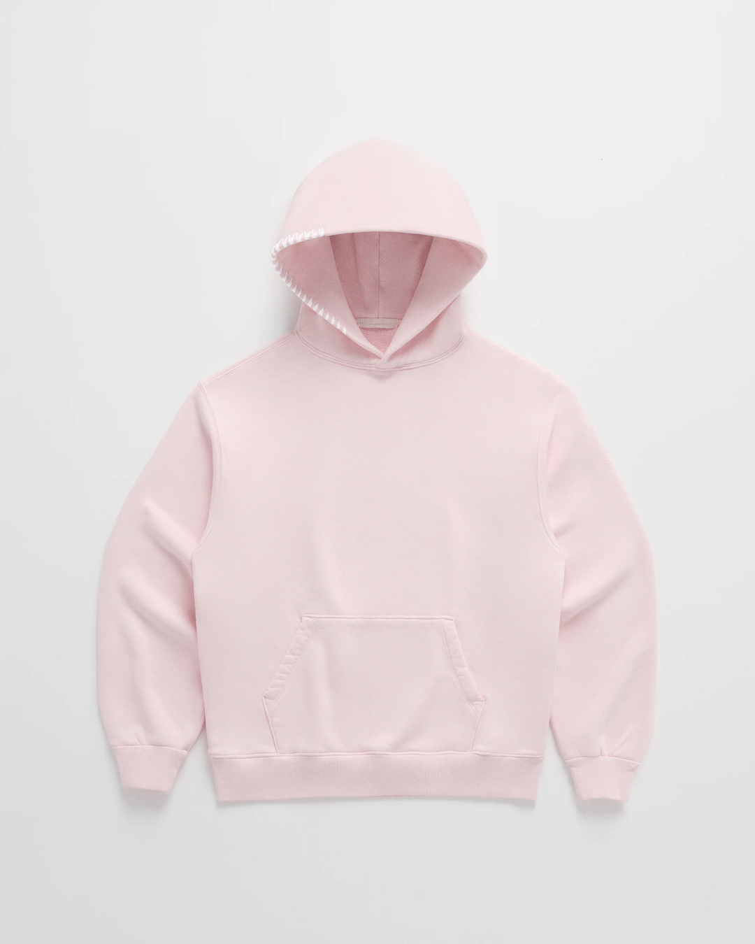 Rosafarbener Kapuzenpullover in der Vorderansicht mit großer Tasche und weißer Naht am Kapuzenrand. 3