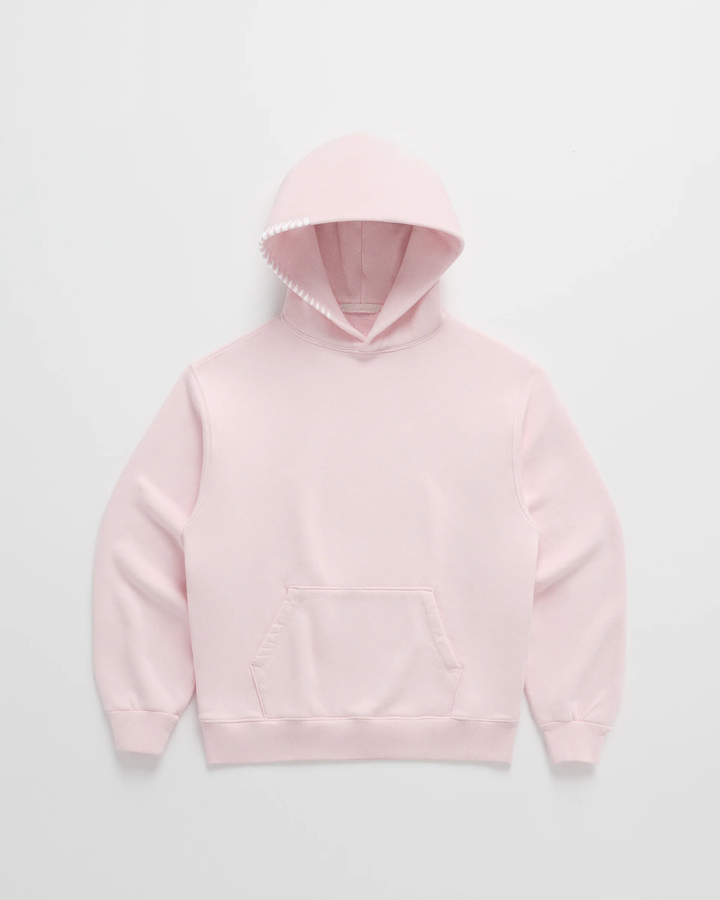 Rosafarbener Kapuzenpullover in der Vorderansicht mit großer Tasche und weißer Naht am Kapuzenrand. 3