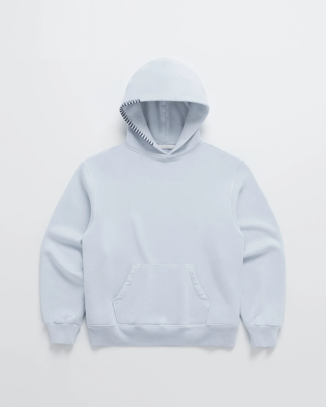 Hellblauer Kapuzenpullover von vorn mit Bauchtasche und dunkelblauer Zierstichen entlang der Kapuze. 4