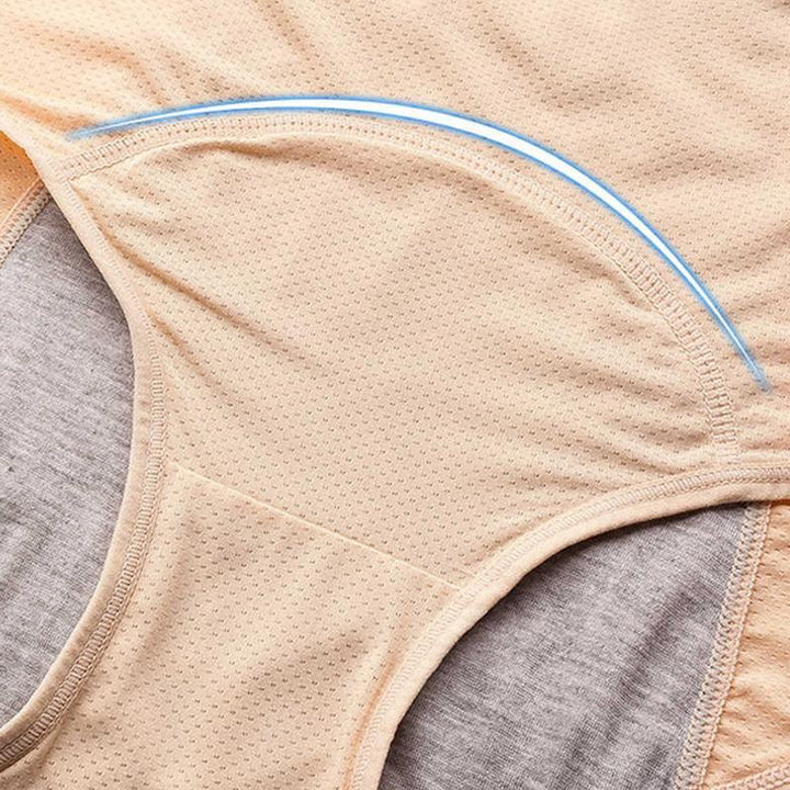 Detail des beigen Slips mit gelochtem Mesh-Stoff, genähter Einlagenzone in Bogenform und grauem Futter an den Seiten. 11