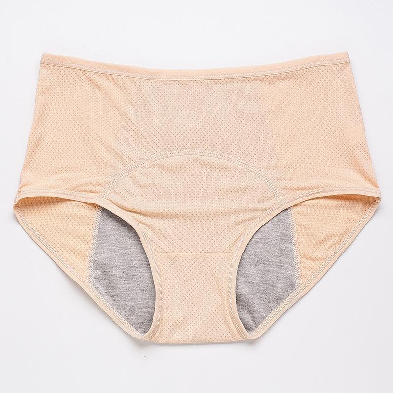 Freigestellter beiger Slip mit feinem Lochmuster und grauem Saugeinsatz im Schritt, Vorderansicht. 14