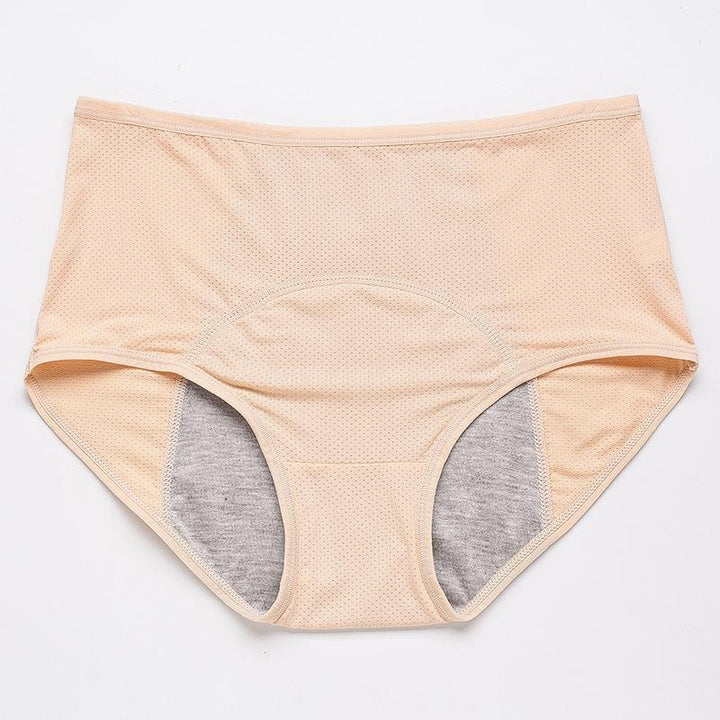 Freigestellter beiger Slip mit feinem Lochmuster und grauem Saugeinsatz im Schritt, Vorderansicht. 14