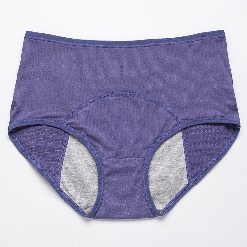 Freigestellter blauvioletter Slip mit Mesh-Struktur und grauem Saugeinsatz im Schritt, Vorderansicht. 18