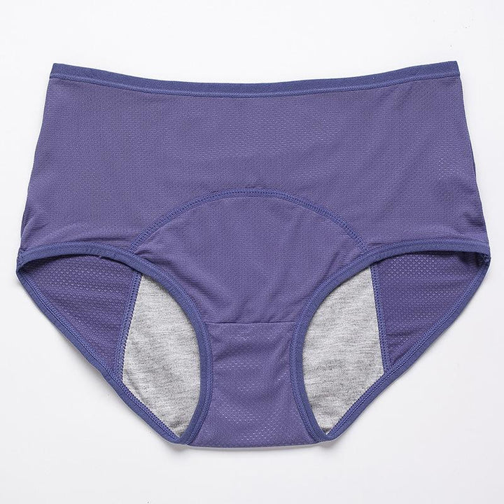 Freigestellter blauvioletter Slip mit Mesh-Struktur und grauem Saugeinsatz im Schritt, Vorderansicht. 18