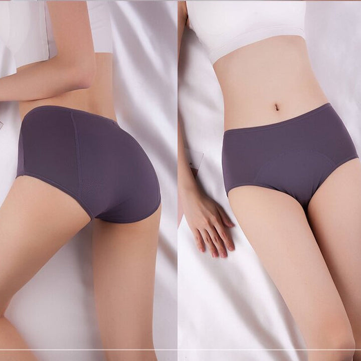 Zwei Ansichten eines Models im dunkelvioletten Slip, links die Rückseite, rechts die Vorderseite, auf weißem Stoff liegend. 5