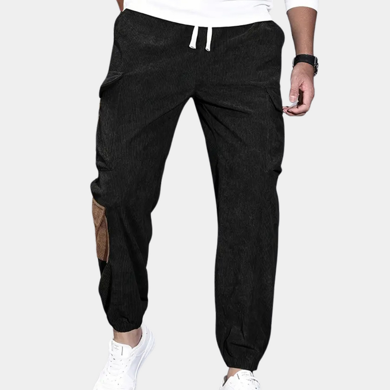Schwarze Herren-Cordhose mit Kordelzug, Taschen und braunem Patch, lässig, bequem.