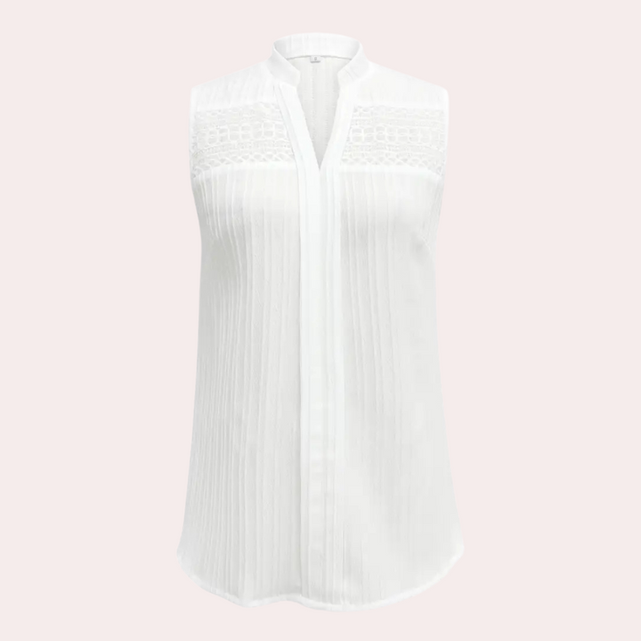 Ärmellose weiße Damenbluse mit Spitzenbesatz, elegant und luftig für Sommermode.