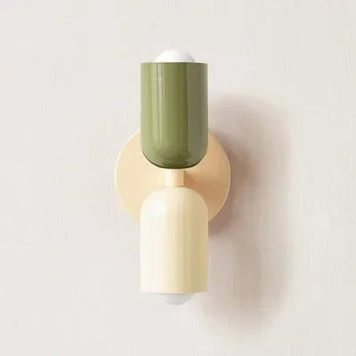 Wandlampe mit olivgrünem oberem Schirm, cremefarbener Wandplatte und cremefarbenem unterem Schirm vor heller Wand. 18