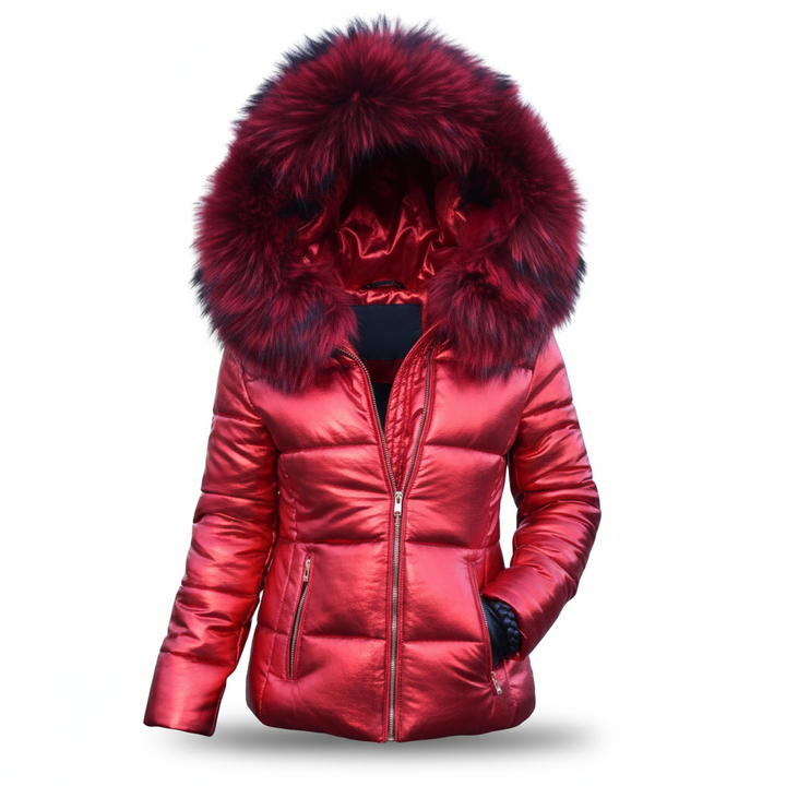 Freisteller der glänzenden roten Steppjacke mit dunkelrotem Pelzbesatz an der Kapuze, silberfarbenem Reißverschluss und schrägen Eingrifftaschen. 9