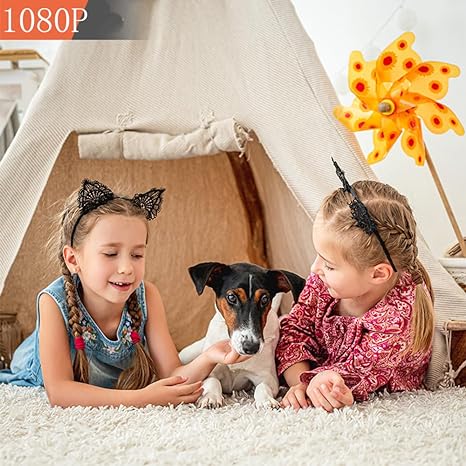 Zwei Mädchen und ein Hund spielen vor einem Tipi-Zelt auf einem flauschigen Teppich, als Beispiel für klare Full-HD-Aufnahmen. 2