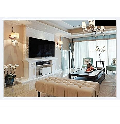 Helles Wohnzimmer mit Fernseher auf weißem Sideboard, gepolsterter Sitzbank und Couchtisch als Beispiel für den Überwachungsbereich. 5